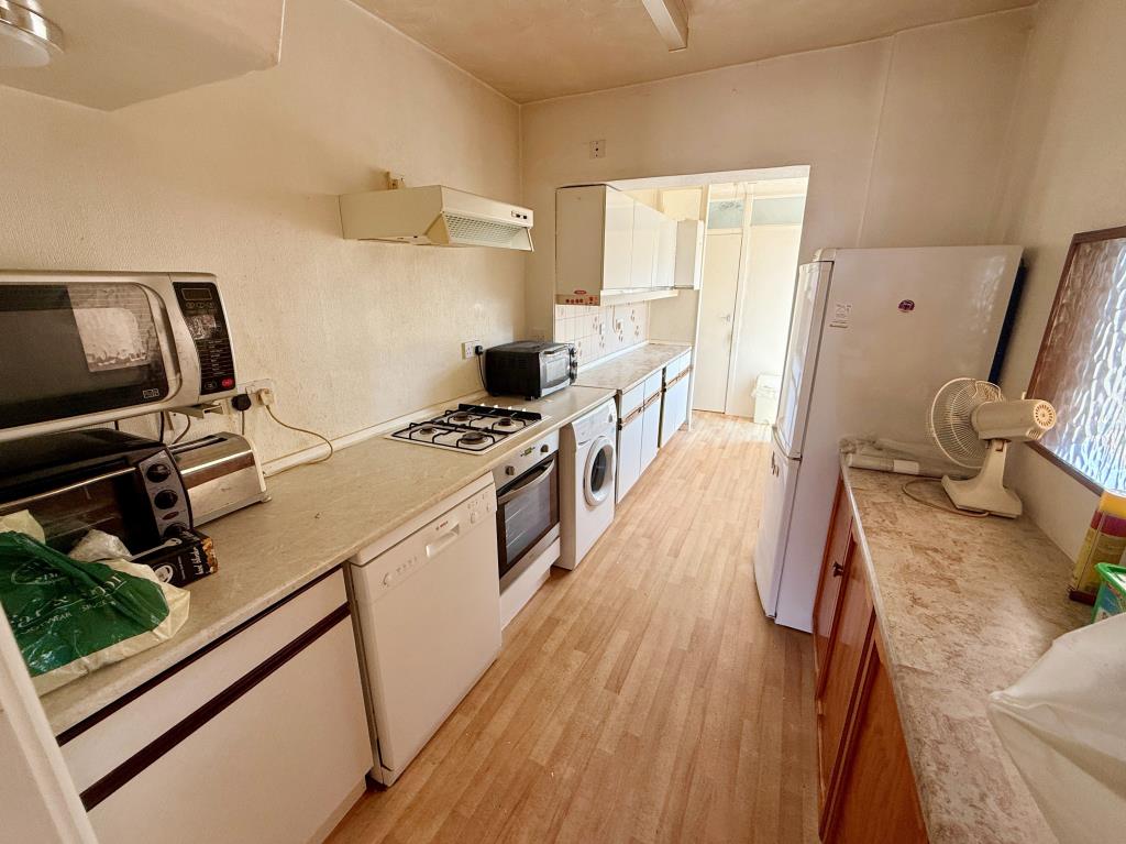 Lot: 47 - THREE-BEDROOM HOUSE FOR IMPROVEMENT - Kitchen
